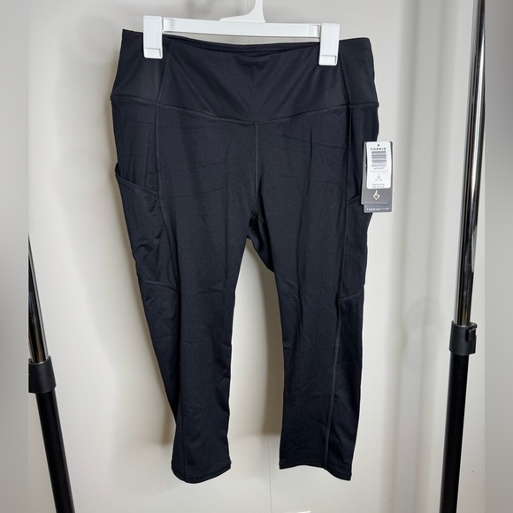 torrid Pants - NWT TORRID Size 1 Black Capri with pockets